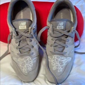Women’s New Balance 520 Floral Snickers.